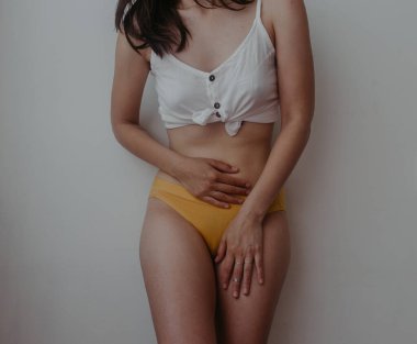 Bir kadının karın ağrısı vardır.