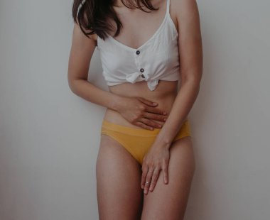 Bir kadının karın ağrısı vardır.