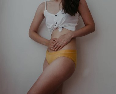 Bir kadının karın ağrısı vardır.