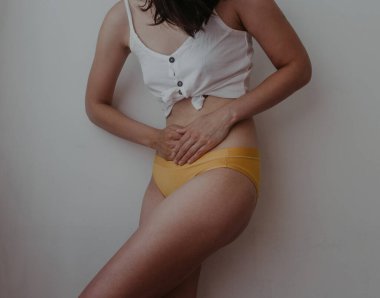 Bir kadının karın ağrısı vardır.