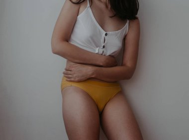 Bir kadının karın ağrısı vardır.