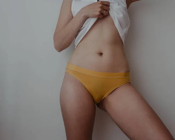 Femme Hanches Estomac Lingerie Jaune — Photo