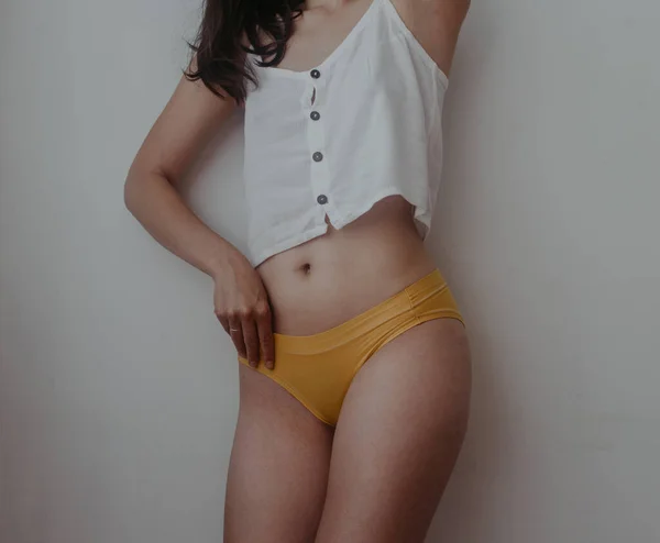 Pinggul Wanita Dan Perut Dalam Lingerie Kuning — Stok Foto