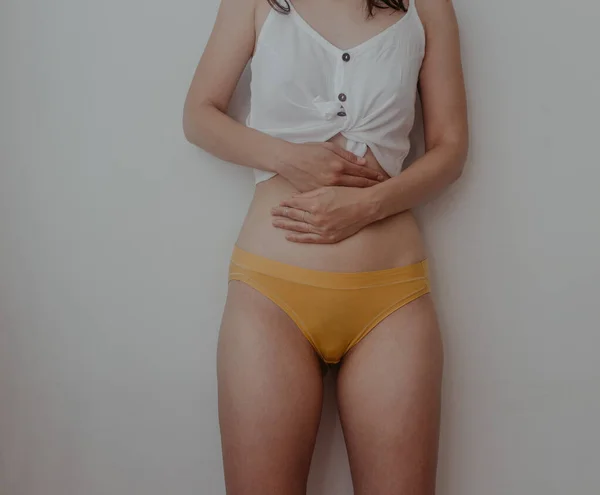 Una Mujer Tiene Dolor Abdominal Inferior — Foto de Stock