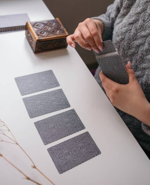 Elinde tarot kartları olan kadın.