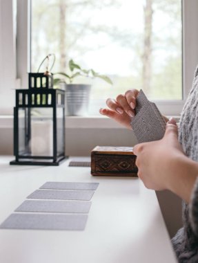 Elinde tarot kartları olan kadın.