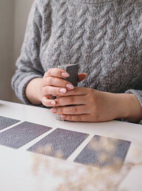 Elinde tarot kartları olan kadın.