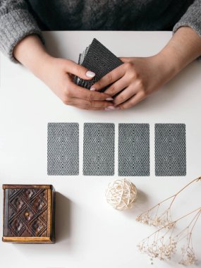 Elinde tarot kartları olan kadın.