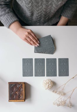 Elinde tarot kartları olan kadın.