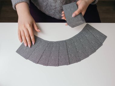 Elinde tarot kartları olan kadın.