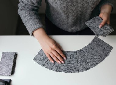 Elinde tarot kartları olan kadın.
