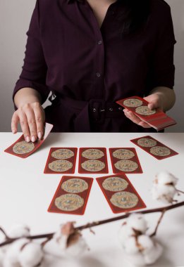 Tarot kartları beyaz masada.