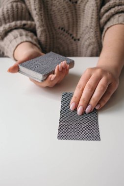 Elinde tarot kartları olan kadın.