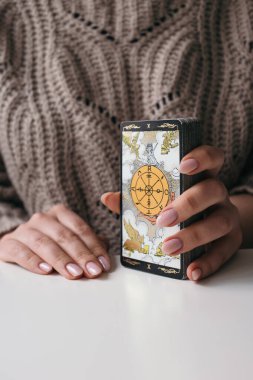 Elinde tarot kartları olan kadın.