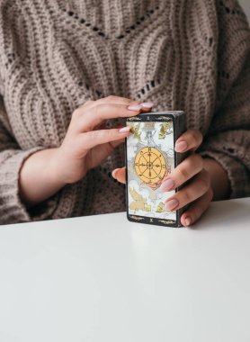Elinde tarot kartları olan kadın.
