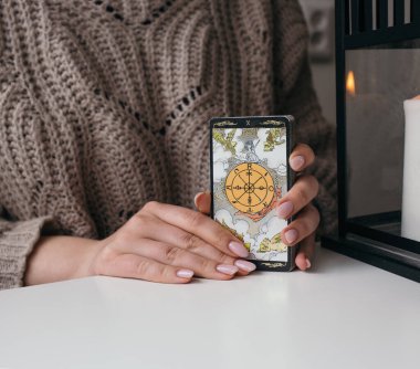 Elinde tarot kartları olan kadın.