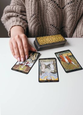 Elinde tarot kartları olan kadın.