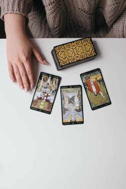 Elinde tarot kartları olan kadın.