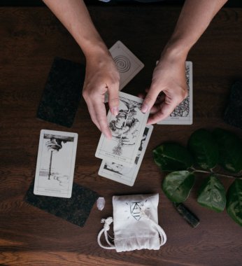 Elinde tarot kartları olan kadın.