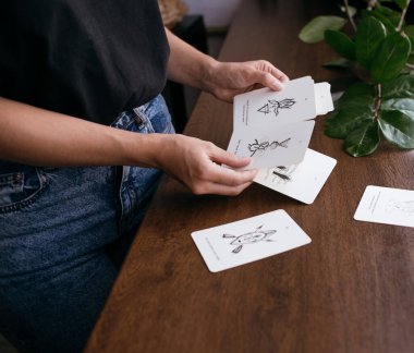 Elinde tarot kartları olan kadın.