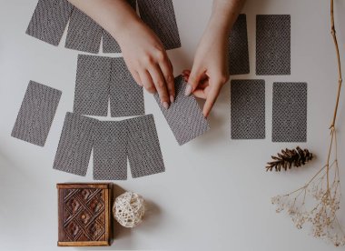 Elinde tarot kartları olan kadın.