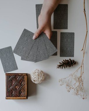 Elinde tarot kartları olan kadın.