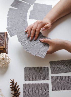 Elinde tarot kartları olan kadın.