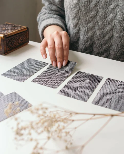 Elinde tarot kartları olan kadın.