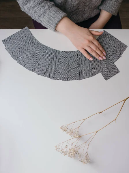 Elinde tarot kartları olan kadın.