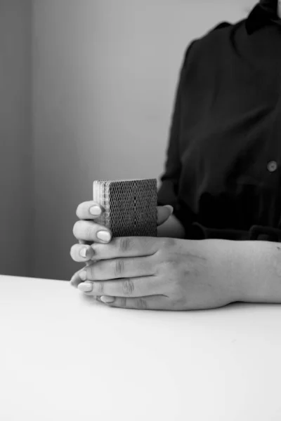 Mujer Con Cartas Del Tarot Las Manos — Foto de Stock