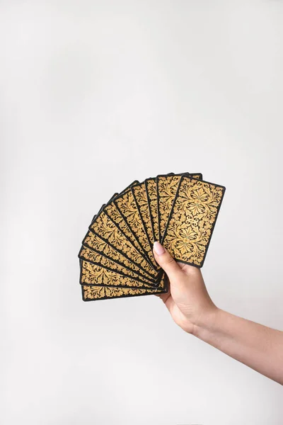 Tarot kartları beyaz masada.