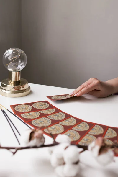 Tarot kartları beyaz masada.