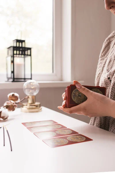 Tarot kartları beyaz masada.