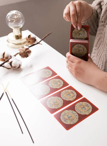 Tarot kartları beyaz masada.