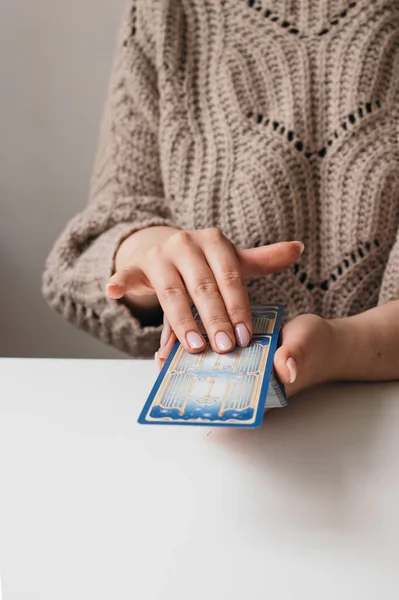 タロットカードを手にした女性は — ストック写真