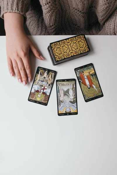 Elinde tarot kartları olan kadın.
