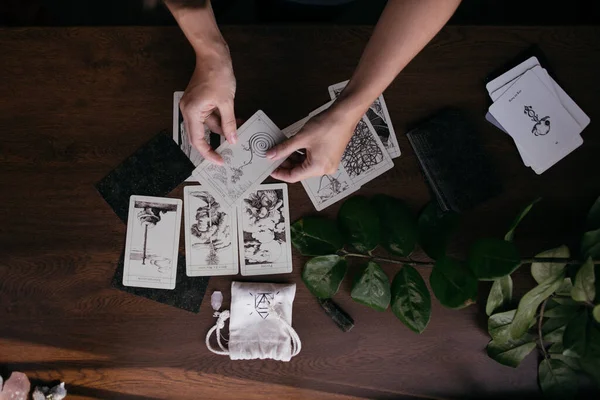 Mujer Con Cartas Del Tarot Las Manos — Foto de Stock