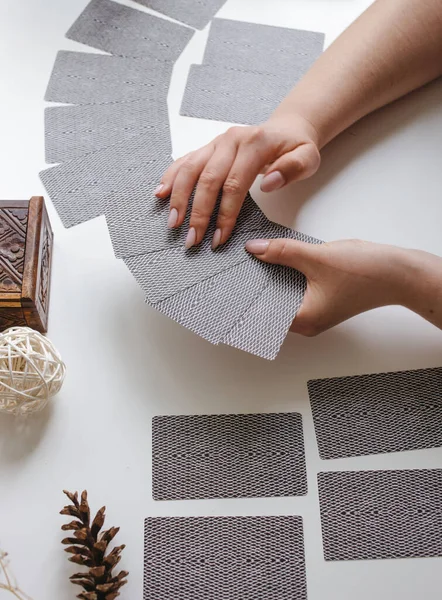 Elinde tarot kartları olan kadın.
