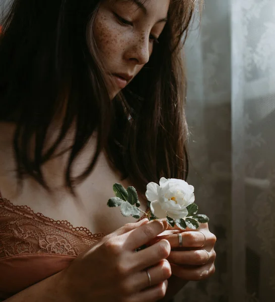 Kobieta Bieliźnie Psem Róża — Zdjęcie stockowe