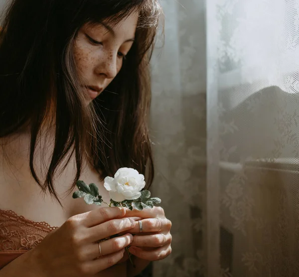 Kobieta Bieliźnie Psem Róża — Zdjęcie stockowe