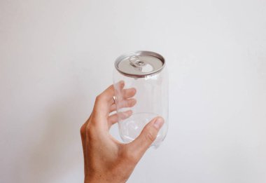 Elinde şeffaf teneke kutu var.