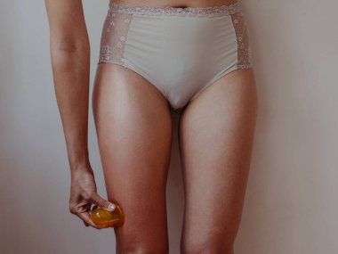 Kadın kalçaları elektrikli süpürge ile