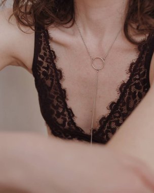 Kırmızı iç çamaşırlı kadın göğsü