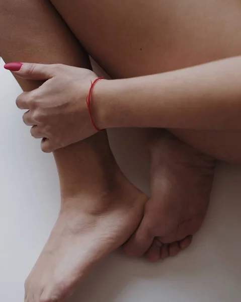 Pieds Mains Féminins Avec Ligne Rouge — Photo