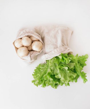 Salata ve mantarlar sıfır çöp torbasında.