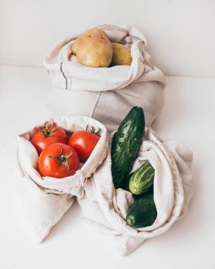 Sıfır çöp torbasında domates, patates ve salatalık.