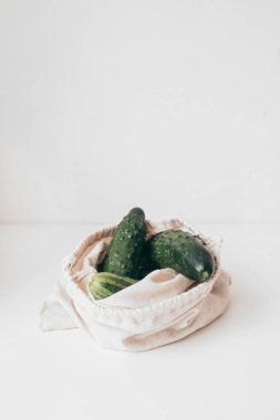 Salatalıklar sıfır çöp torbasında