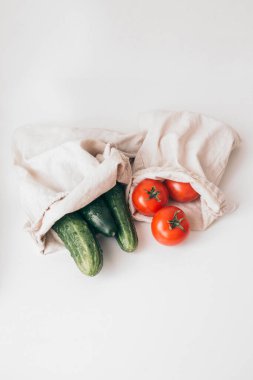 Sıfır çöp torbasında domates ve salatalık.