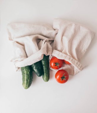 Sıfır çöp torbasında domates ve salatalık.