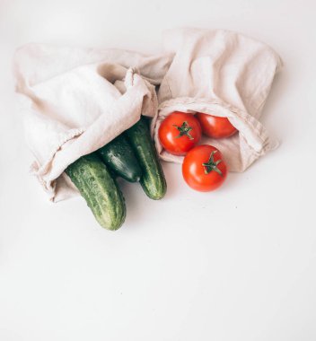 Sıfır çöp torbasında domates ve salatalık.